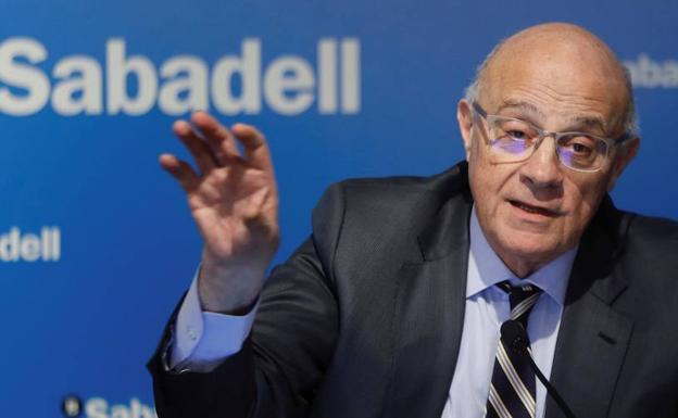 Oliu se queja del «injusto» trato a la banca en los conflictos hipotecarios