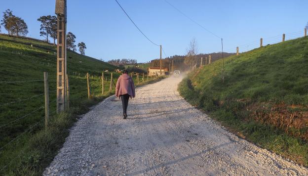 Acusan al alcalde de Santiurde de desviar material de obra de una pedanía a otra