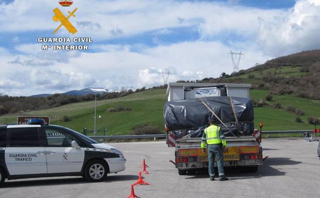 Interceptado en la A-8 un camionero que triplicaba la tasa de alcohol y había consumido cocaína y anfetaminas