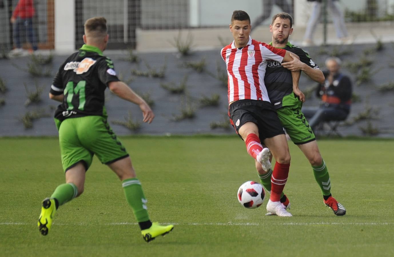 Imágenes del choque entre el Athletic B y el Racing en Lezama