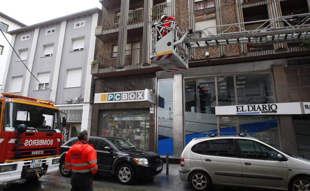 Los bomberos de Torrelavega esperan la llegada de un nuevo camión que triplicaría la capacidad de las actuales autobombas