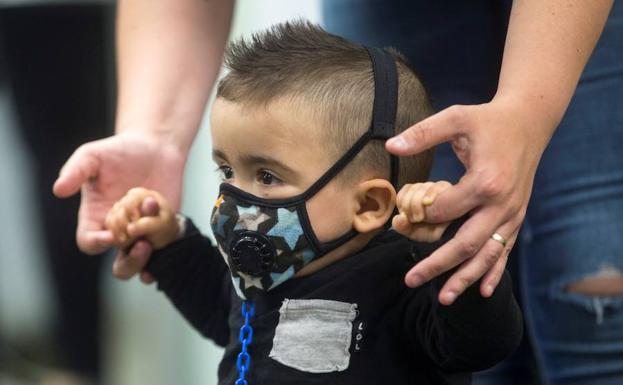 Curado el primer niño burbuja diagnosticado con la prueba del talón