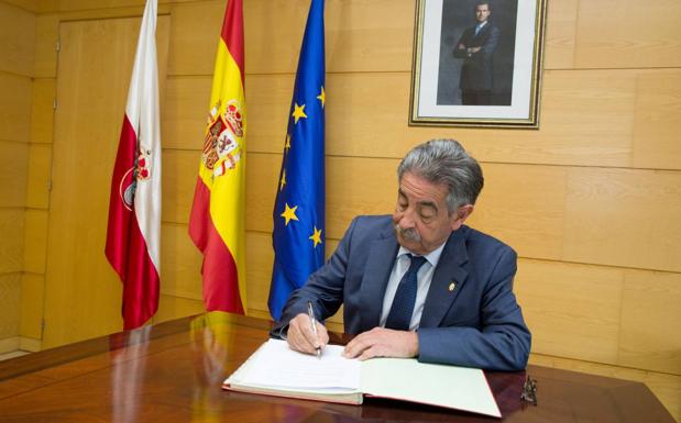 El presidente de Cantabria firma el decreto de convocatoria de las elecciones autonómicas del 26 de mayo