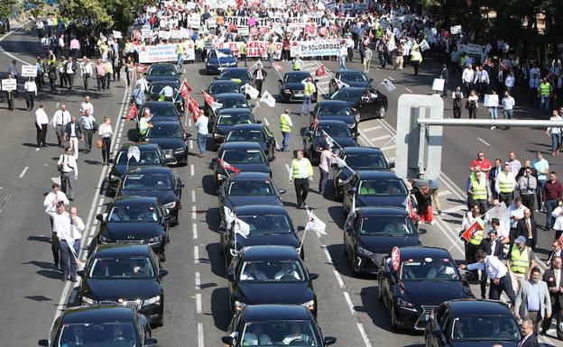 La patronal impugnará el registro telemático a los VTC por ser una traba burocrática