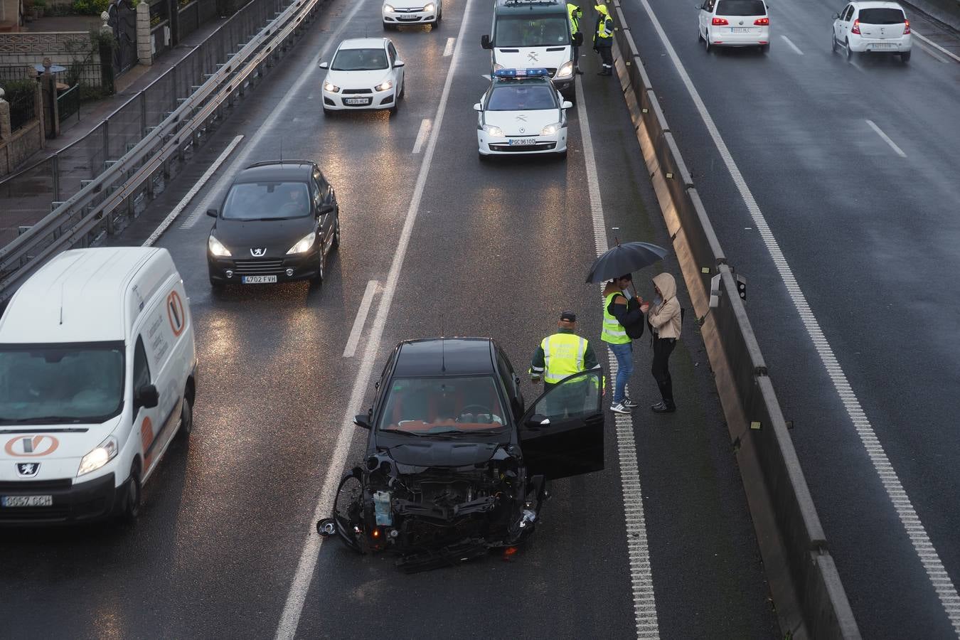 Un atasco de dos horas por un choque en cadena de siete coches en el túnel de Maliaño