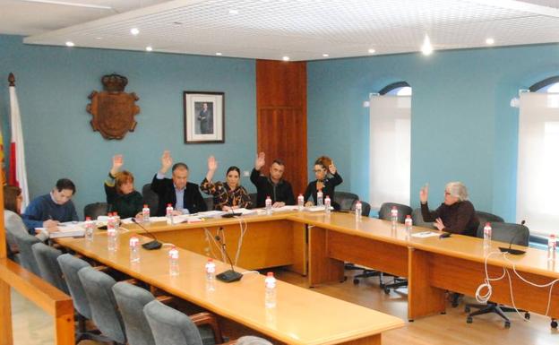 Una concejala del PP de El Astillero desoye a su grupo y permite al PRC aprobar sus propuestas