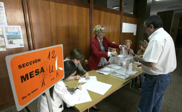 2.075 cántabros menos que en 2015 están llamados a las urnas el 26-M