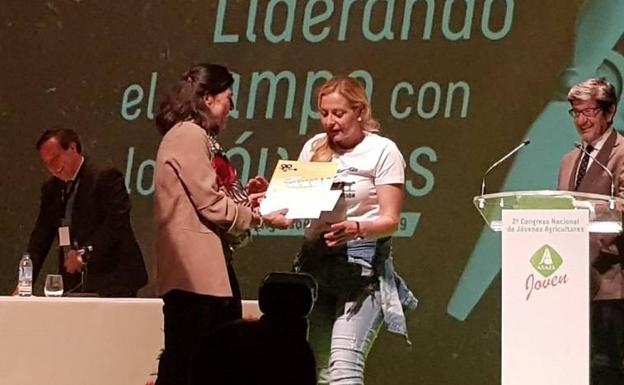 Marta García, número 2 de Cs, recibe el premio de cortometrajes de Asaja Joven