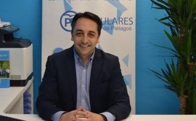 Sáenz de Buruaga presenta al candidato a la Alcaldía de Piélagos, Carlos Caramés