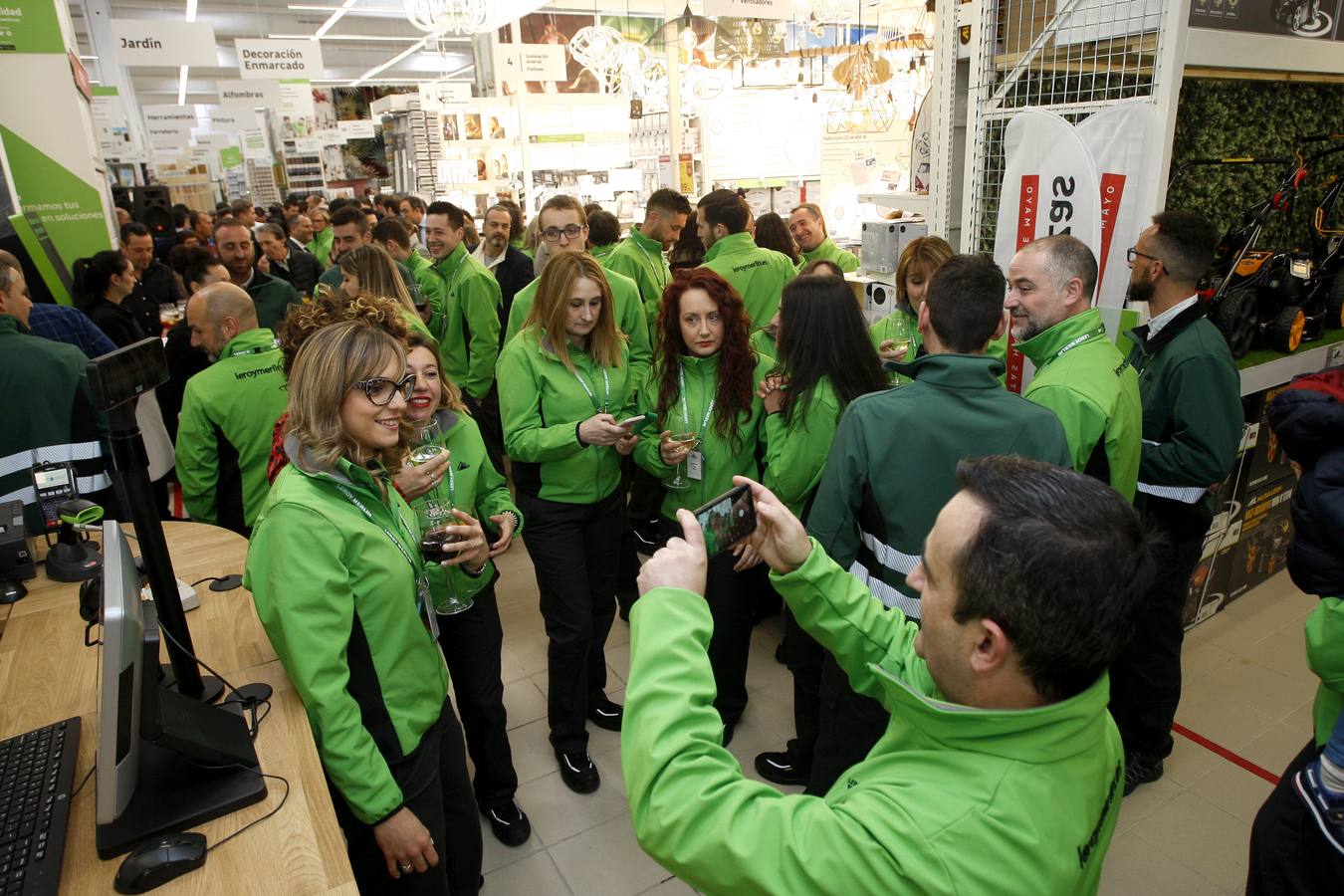 Leroy Merlin inaugura tienda en Torrelavega con 50 personas en plantilla