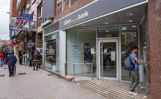 Protesta durante el juicio por el primer despido en Liberbank «por motivos de productividad»