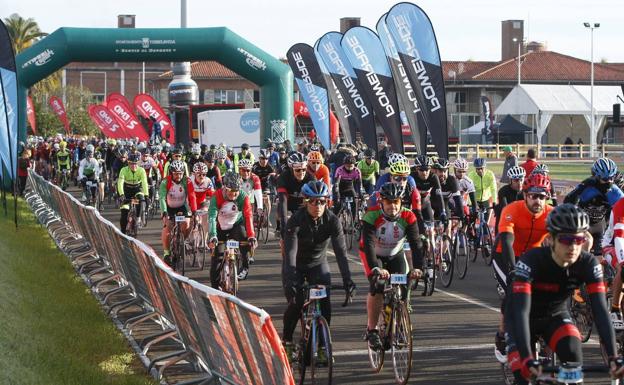 Más de medio millar de ciclistas participan en el 'Desafío Óscar Freire'