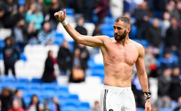 Benzema asume el liderazgo de un Madrid en transición