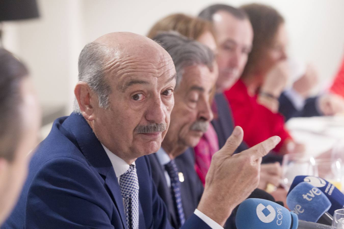 Mazón se compromete con el sector pesquero a «negociar» en Madrid el reparto del verdel