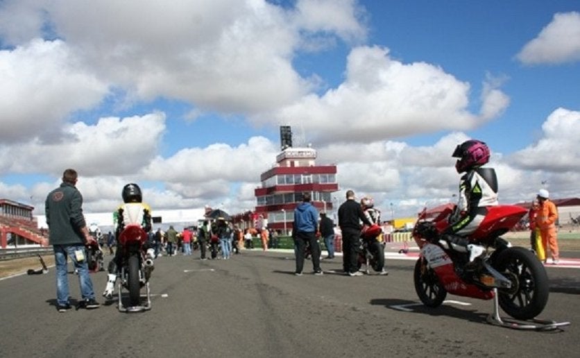 Muere arrollado un piloto durante una carrera de motos en Albacete