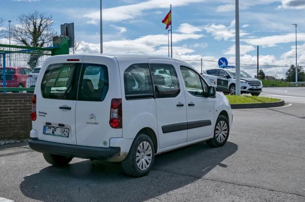 La Policía Local de Marina de Cudeyo utiliza una furgoneta porque no tiene coche patrulla