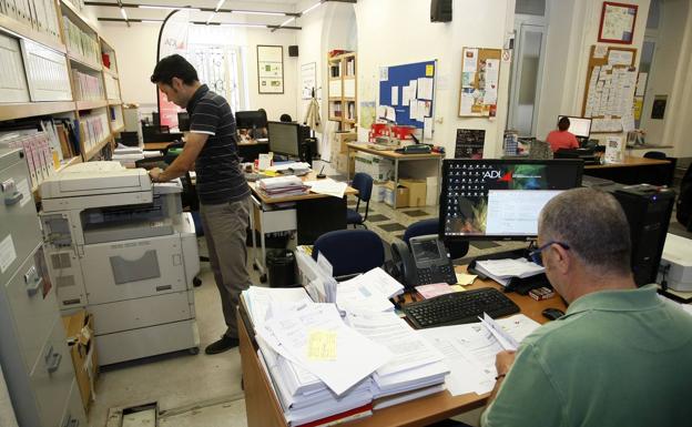 CCOO denuncia al Defensor del Pueblo la falta de regulación de la Relación de Puestos de Trabajo de Torrelavega