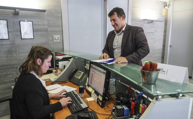 Emérito Astuy presenta los avales para pugnar con Conde por presidir CEOE