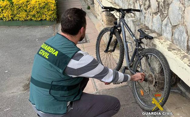 La Guardia Civil atrapa al ladrón que reventaba bares de la comarca del Besaya yendo en bicicleta