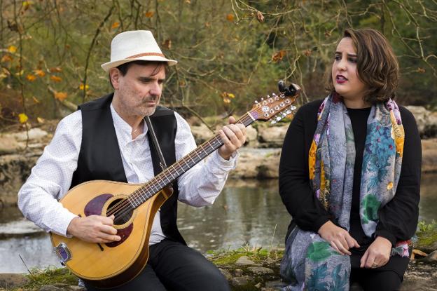 Marcos Bárcena y Alba Gutiérrez unen sus voces para homenajear al folclore