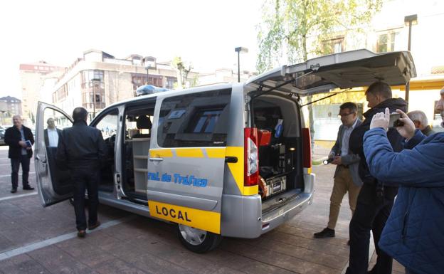 Torrelavega incorpora durante mes y medio una furgoneta-radar para controlar los excesos de velocidad