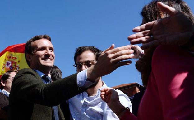 Casado pasa a la ofensiva con Ciudadanos y Vox para contener su granero de votos