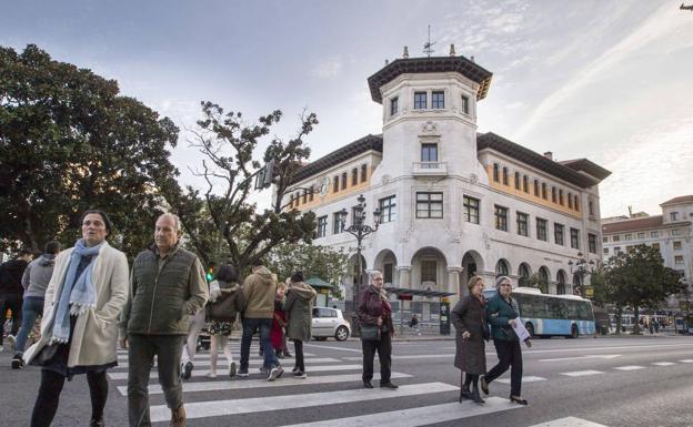 Zuloaga asume el compromiso de convertir el edificio de Correos en un parador