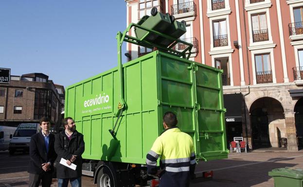 Torrelavega arroja cifras «históricas» en el reciclaje de vídrio