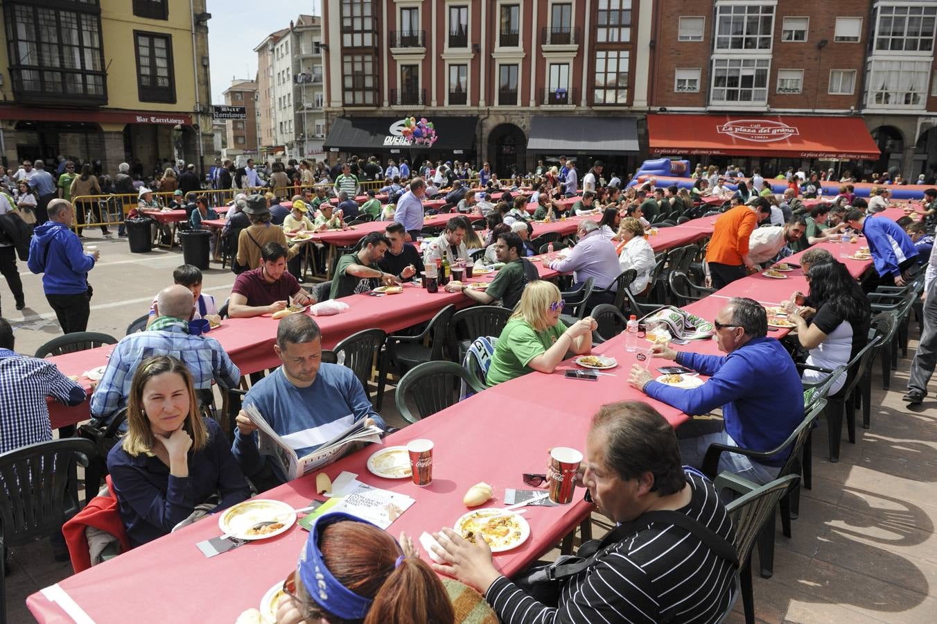 Ambiente de derbi en Torrelavega