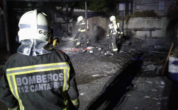 Un incendio calcina una caseta de un camping de Valdáliga