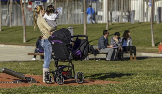 La mitad de las mujeres cántabras no tiene más hijos por razones laborales o económicas