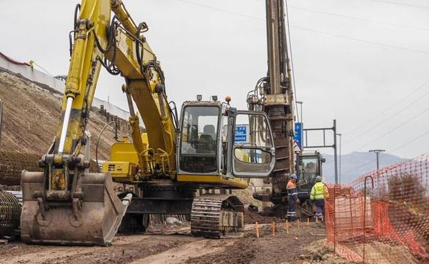 Fomento comienza a resolver las expropiaciones del nudo de Torrelavega