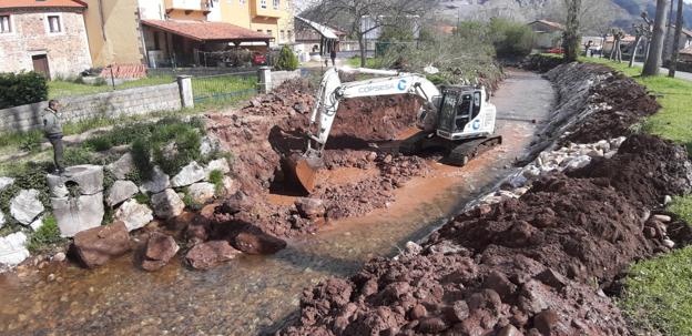 Los Corrales reconstruye las escolleras dañadas en Barros