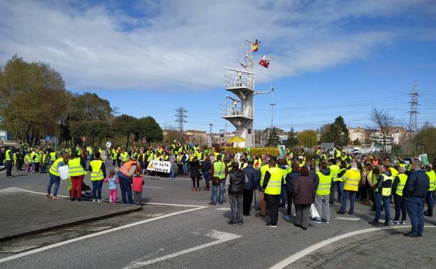 Los afectados por la alta tensión de Camargo y El Astillero piden que se archive el proyecto