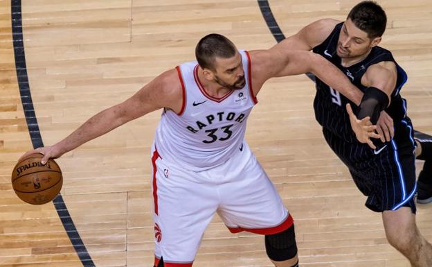 Marc Gasol e Ibaka apoyan la exhibición de Leonard en el triunfo de los Raptors