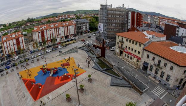 La Llama estrena la zona de juego destinada a dinamizar su céntrica plaza