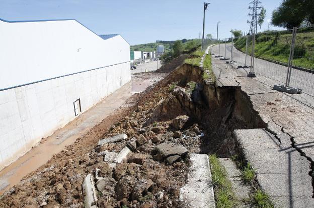 Un nuevo argayo dificulta el acceso al barrio La Serna en Viérnoles