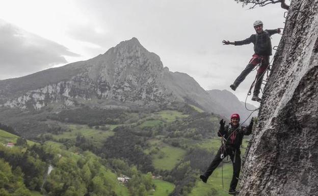 Zuloaga se sube a una Vía Ferrata para promocionar el turismo sostenible