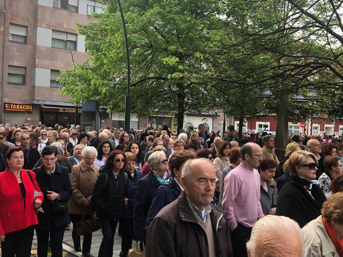 Miles de personas asisten a la procesión de Viernes Santo en Torrelavega, recuperada tras 52 años sin sacramentos