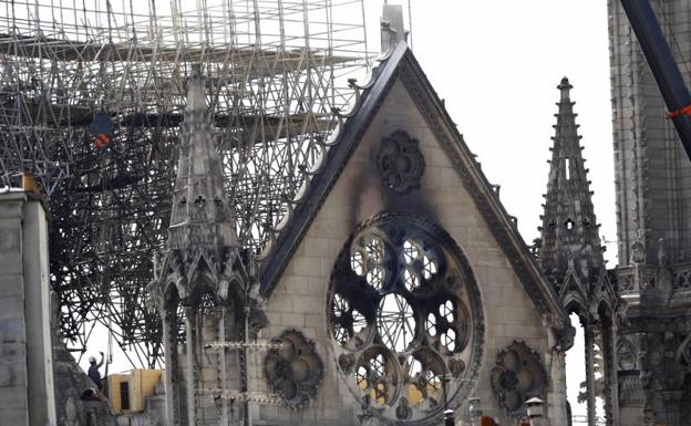 La Policía francesa investiga los montacargas de las obras de Notre Dame como posible causa del fuego