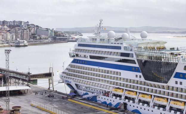 Más de 2.500 viajeros llegan a Santander a bordo del crucero AidaSol