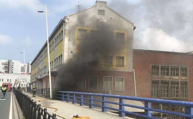 Se queman unas naves cerradas de FEVE en Santander
