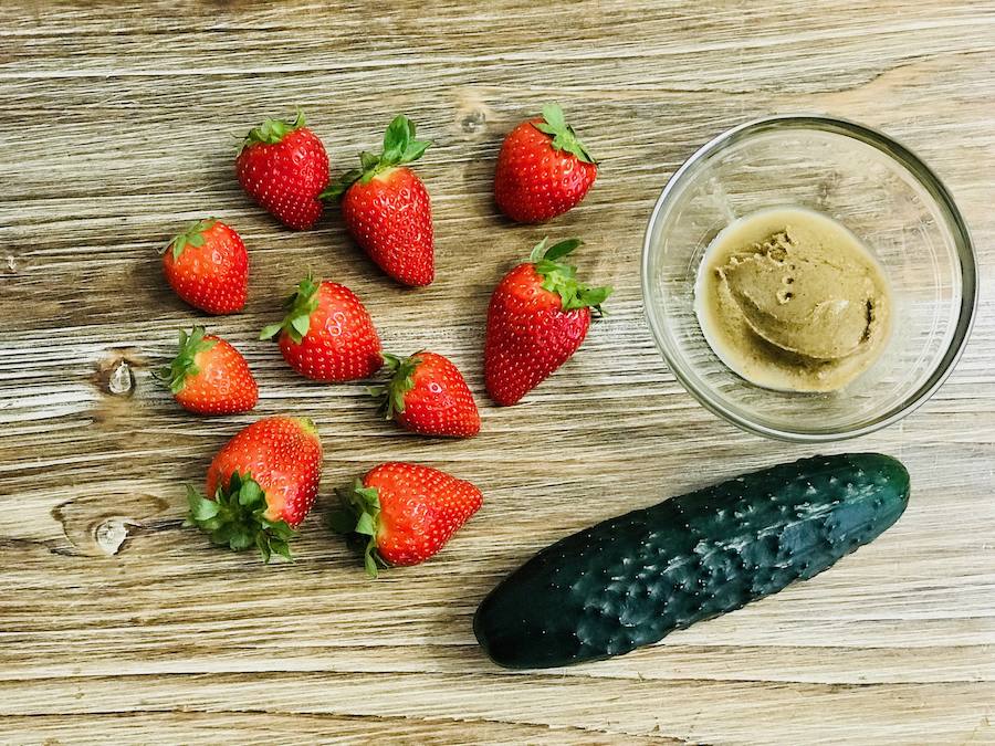 Apuesta por un menú sano con gazpacho de fresas y ensalada de verdel