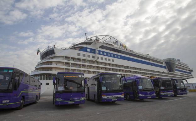 Los viajeros del 'AidaSol' pasan el día en Santander