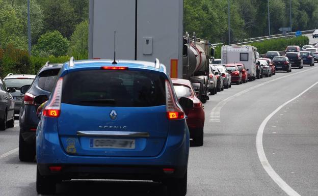 Cerca de 10 kilómetros de retenciones en la A-8, entre Laredo y Castro, en dirección a Bilbao