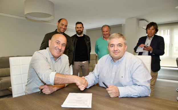 El Ayuntamiento de Cartes y la Federación Cántabra firman un acuerdo para la financiación de un campo de hierba artificial