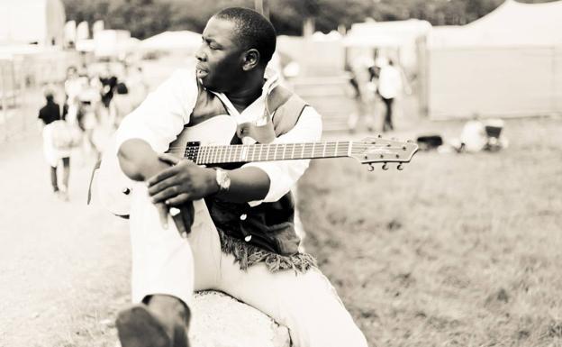 El virtuoso guitarrista Vieux Farka Touré llega este viernes a Santander