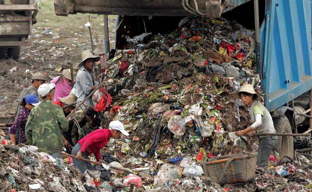 El cierre de los vertederos chinos provoca el caos en el reciclaje mundial