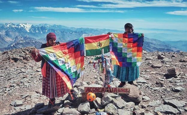 Así son las cholitas escaladoras: del «ustedes no pueden» de sus maridos a pensar en el Everest