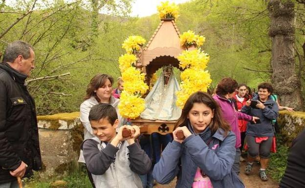 Los niños llevan por vez primera en andas a la Virgen de la Luz